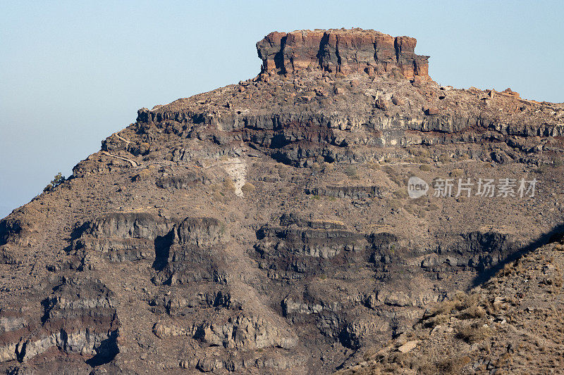 来自希腊圣托里尼火山口Firá的斯卡罗斯岩石