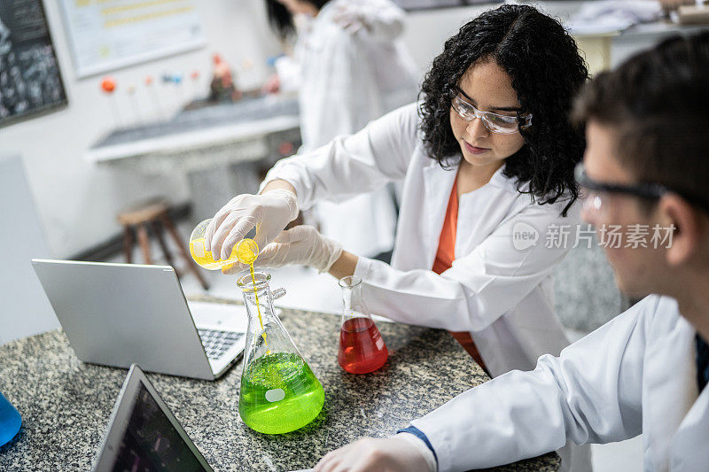 学生在学校或大学的实验室里做实验