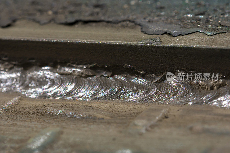厚钢板上重叠焊缝的低角度近距离观察