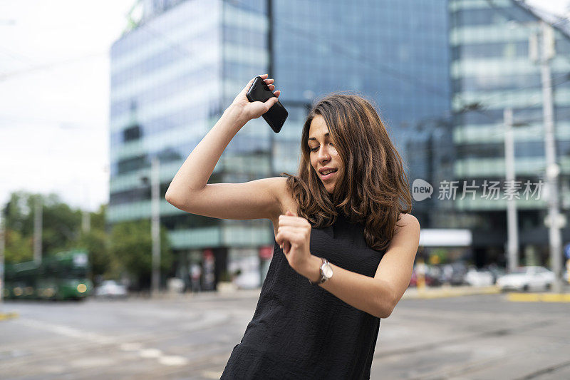 快乐的女人在城市的街道上跳舞。