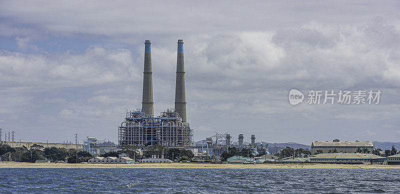 莫斯兰丁发电厂是一家天然气发电厂，位于美国加利福尼亚州的莫斯兰丁，位于蒙特雷湾的中点。它的巨大的堆栈是地标性的，在整个蒙特利海湾地区都可以看到。