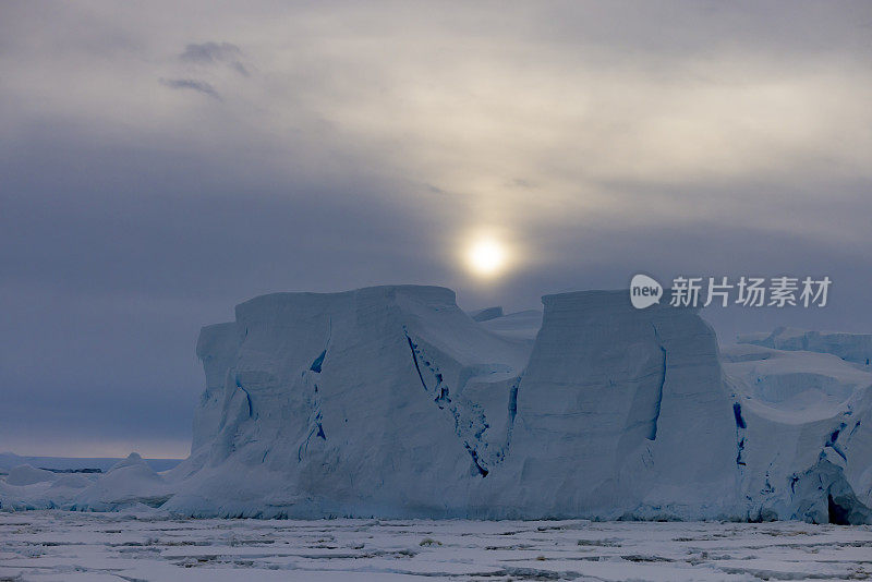 在南极的冰山。
