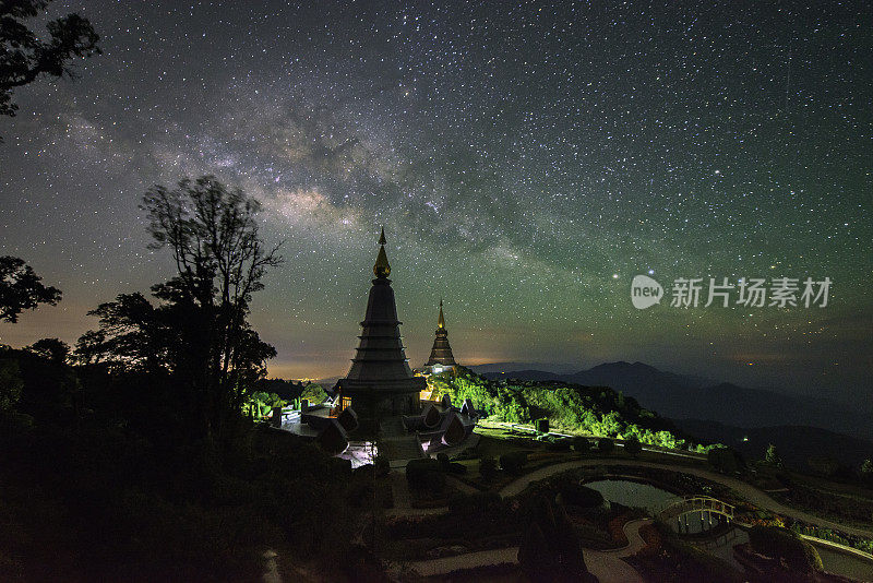 泰国清迈省，Inthanon山的两座宝塔