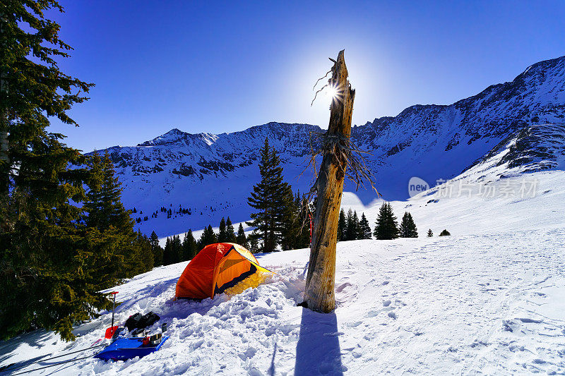 高山滑雪露营