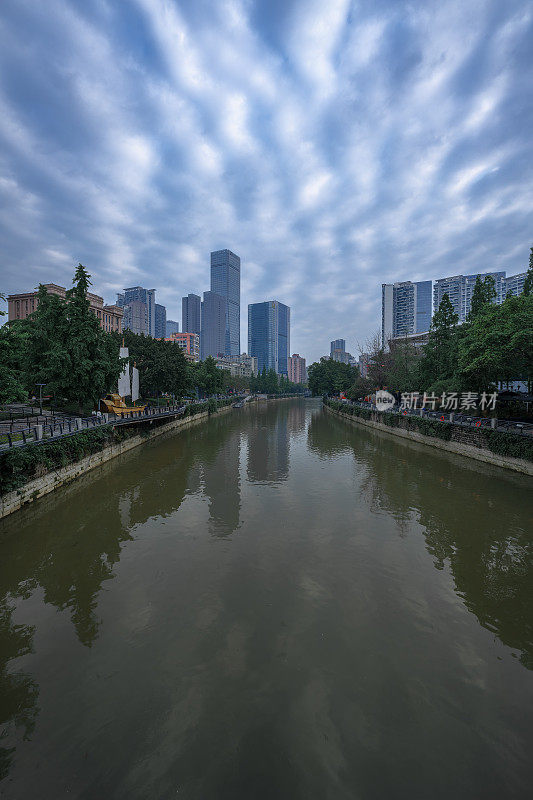 清晨多云天气，成都滨江城市天际线