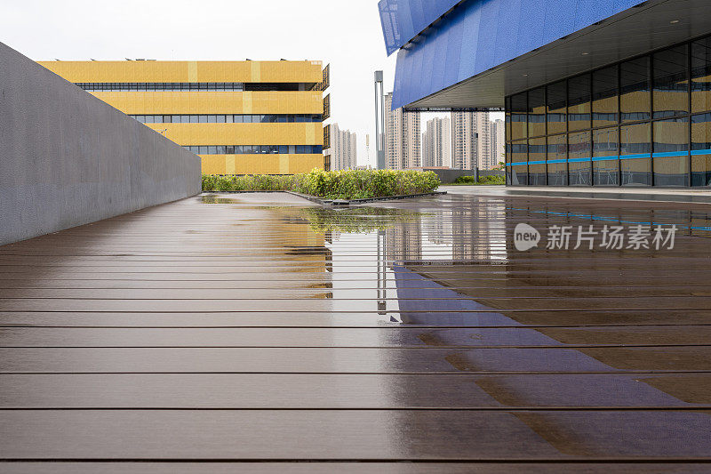 雨中空荡荡的木制走廊和城市建筑