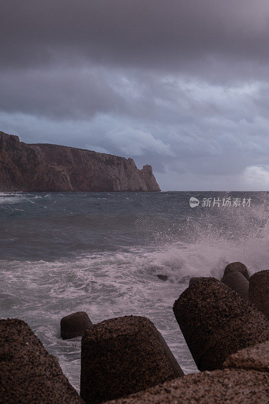 潮湿的船坞，粉碎的海浪，暴风雨的天空