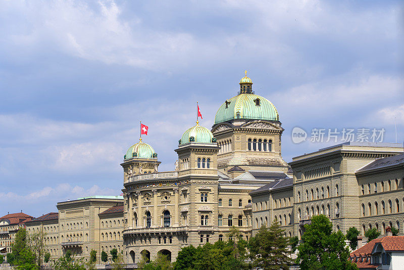 用瑞士国旗装饰的瑞士政府和议会大厦Bundeshaus。