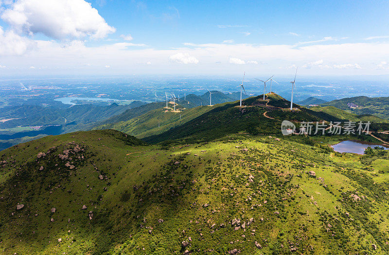 山上的风力发电场景