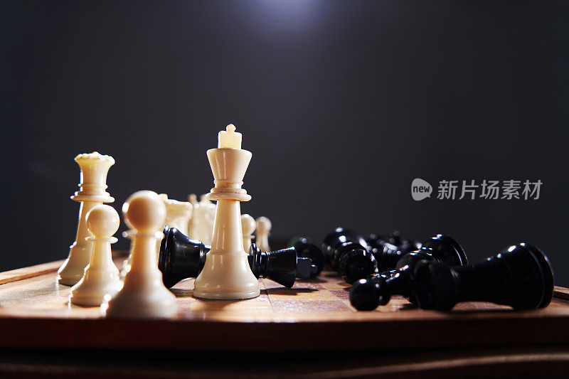 黑色背景上的黑白棋子