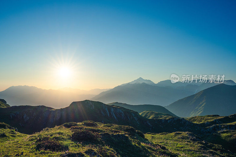 山间迷人的日落