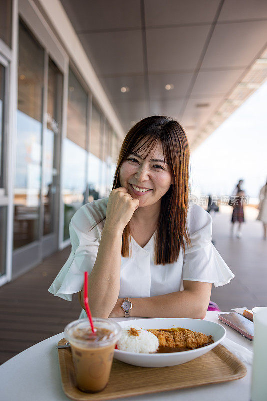 肖像的女人准备吃咖喱午餐在户外咖啡馆