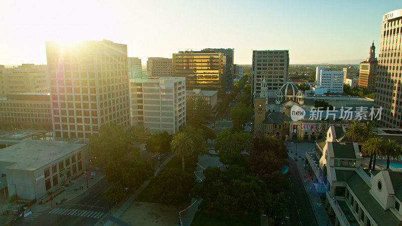 空中拍摄的广场在圣何塞市中心塞萨尔查维斯，加利福尼亚州
