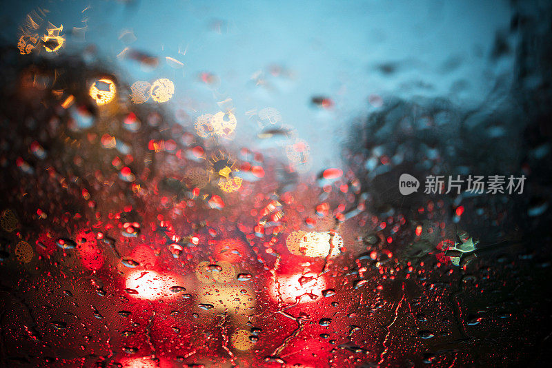 从车里看在雨中的城市道路上。