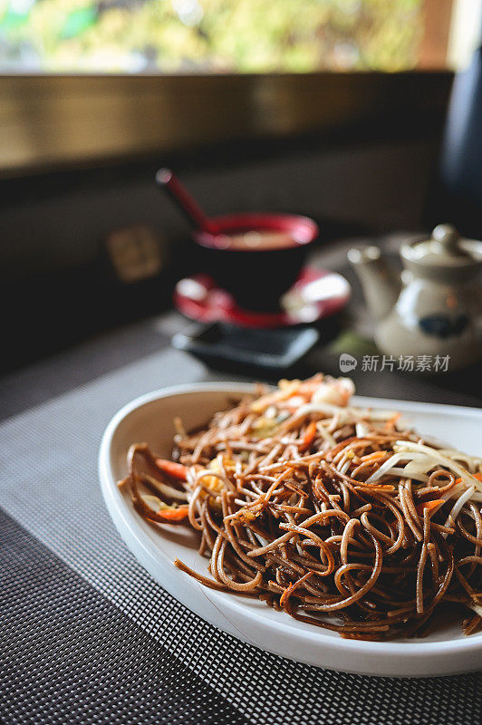 炒荞麦面放在桌子上，接近拷贝空间。