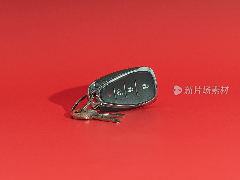 汽车遥控释放钥匙fob与模拟钥匙中心的红色背景