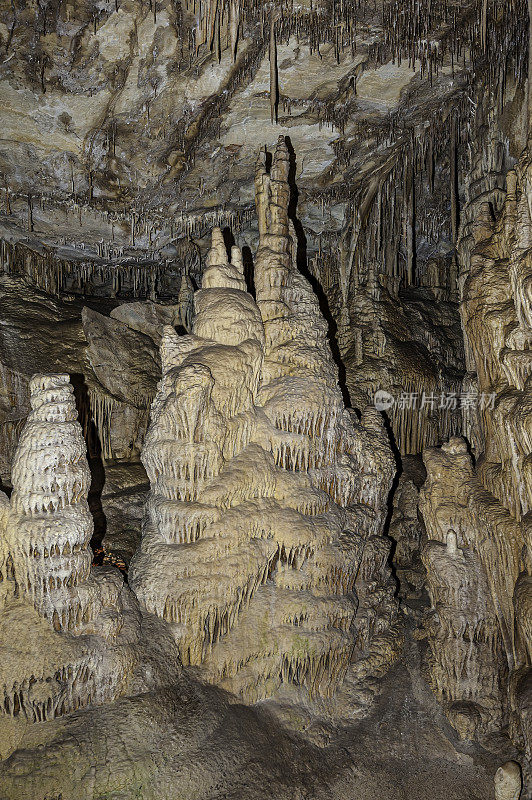 内华达贝克附近的大盆地国家公园里的雷曼洞穴。在含有石灰岩的蛇山脉。石灰石被水和二氧化碳除去，形成了洞穴和内部结构。石笋