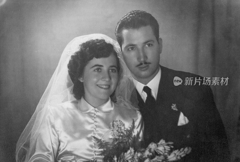 40年代末的复古照片:新婚夫妇在婚礼当天在摄影棚里摆姿势拍照