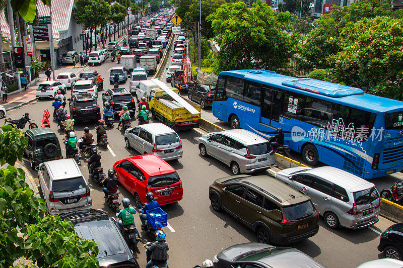 交通高峰期，雅加达市中心的老将路上交通严重堵塞。