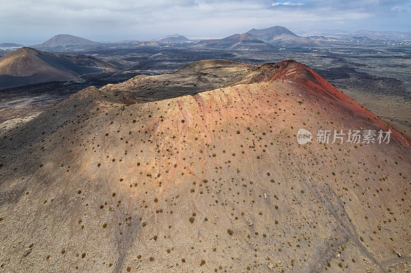 西班牙加那利群岛兰萨罗特岛蒂曼法亚国家公园附近的蒙大拿科罗拉多火山口鸟瞰图。