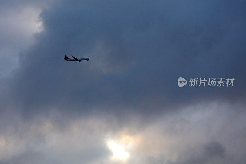 乘客商用飞机在日落飞行