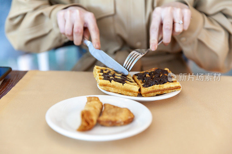 吃华夫饼的年轻女子