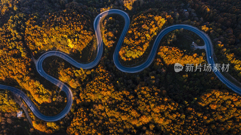 秋天蜿蜒的山路鸟瞰图