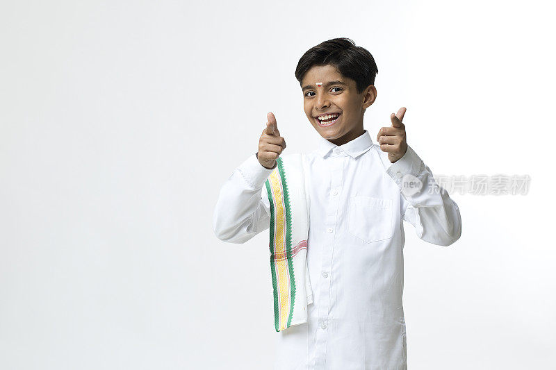 南印度男孩竖起大拇指的手势
