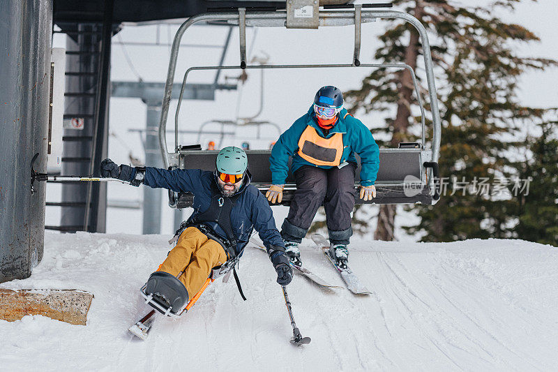 适应性运动员从滑雪缆车上下来