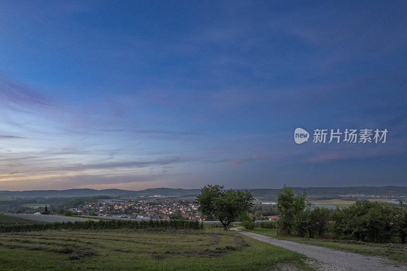 夏日夕阳下的鲸鱼村景色