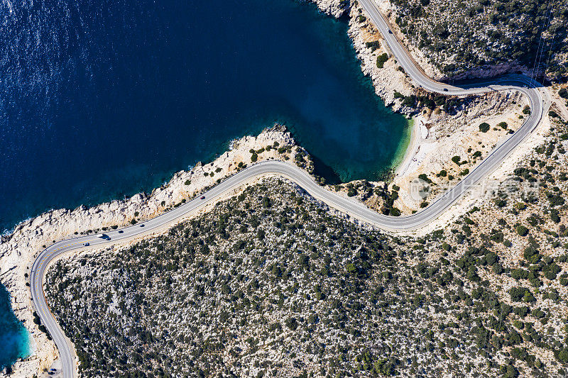 山海之间道路的鸟瞰图