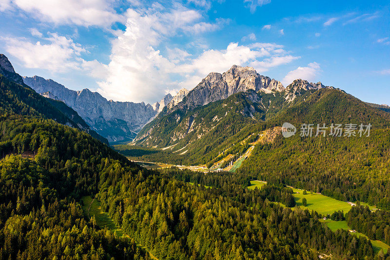 美丽的山景与森林在索卡，斯洛文尼亚，山峰为背景