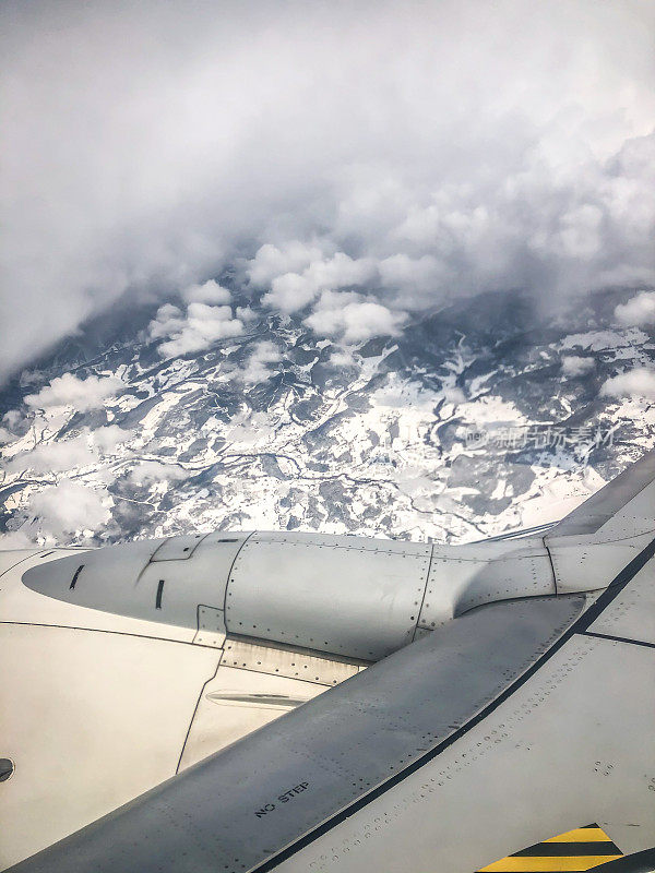 透过飞机的窗户可以看到群山