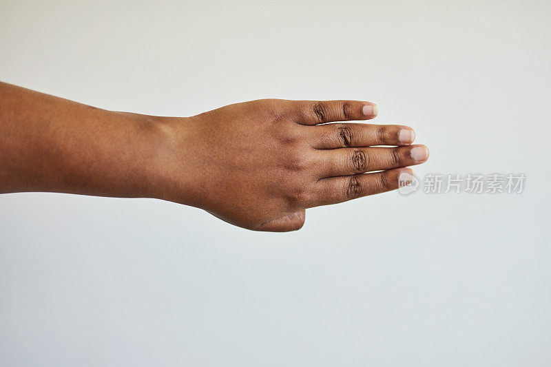 手语，四个手指和手在白色背景上的数字，计数和信号在工作室。交流，asl手势和孤立的手指学习，聋人教育和数字符号