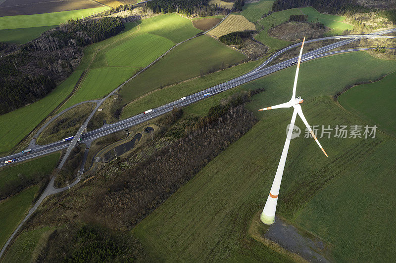 高速公路附近风力涡轮机的鸟瞰图