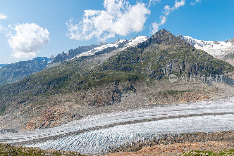 前景中有冰川的山地景观