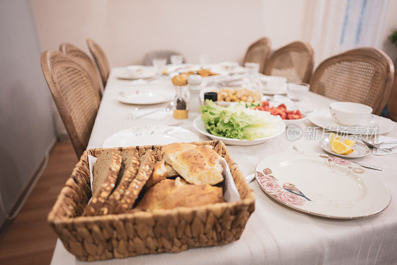 传统的土耳其斋月面包皮塔在开斋餐桌