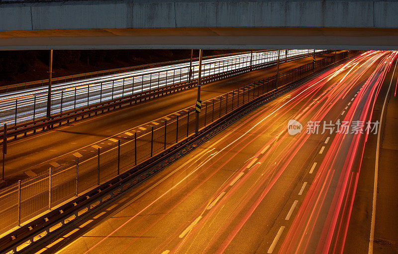 城市和高速公路的灯光。