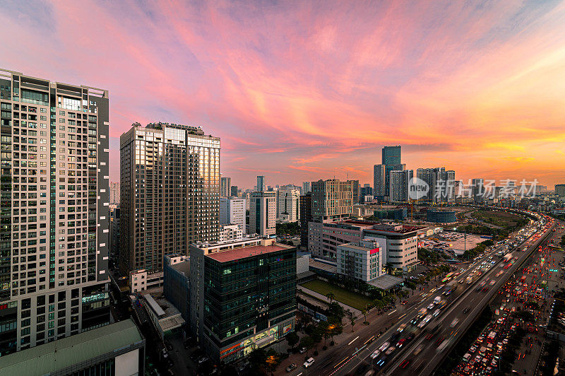 空中俯瞰城市天际线。黄昏的城市风光。河内城市。河内一带一路三号。高峰时段的范雄街