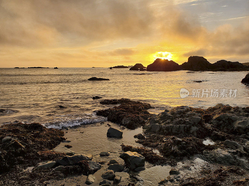 加州新月城岩石海岸的日落美景