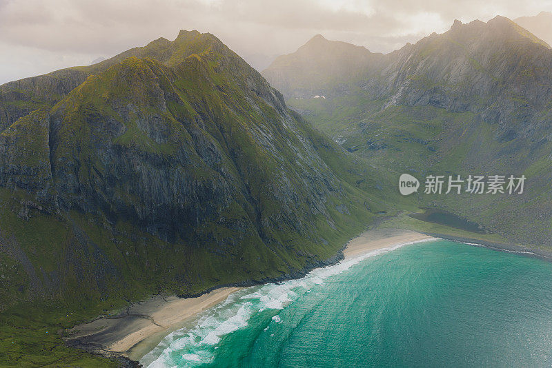 在罗弗敦群岛的夏雨中，从上面俯瞰Kvalvika海滩的壮观景色