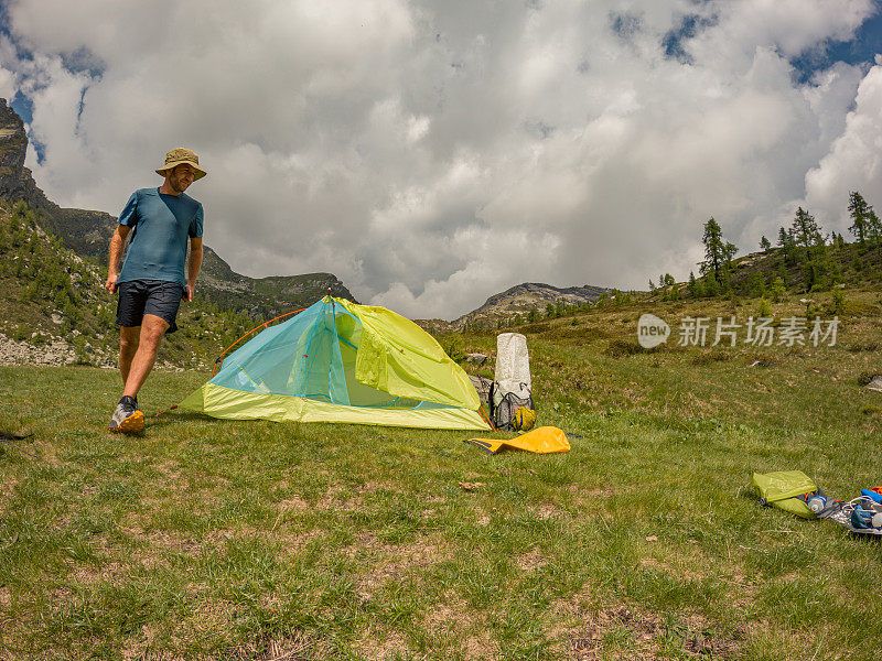 人们在山上扎营