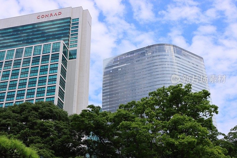 滨水花园的绿色植物和盐户的摩天大楼，日本，东京，中央地区