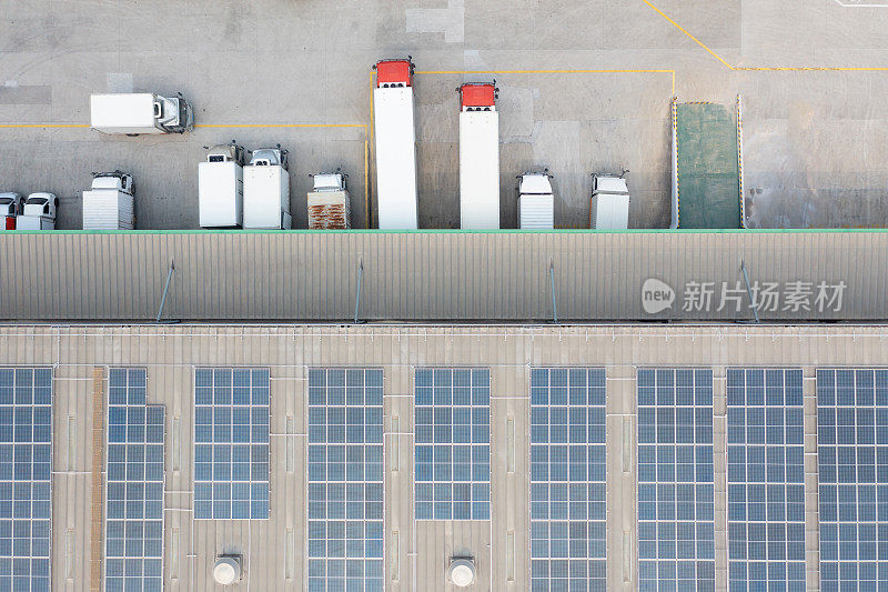 配送中心屋顶上的太阳能电池板和卡车鸟瞰图