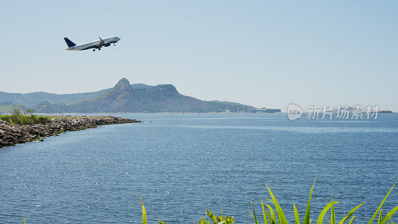 飞机在海岸上空高高地飞行