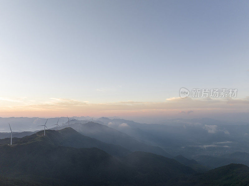 日出时的山顶