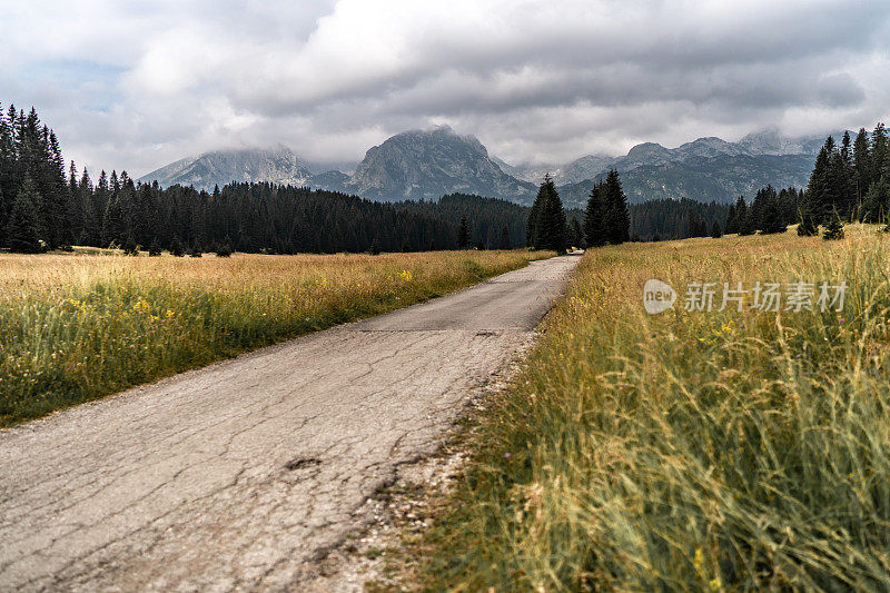 Zabljak村美丽的山景。地点:黑山国家公园Durmitor