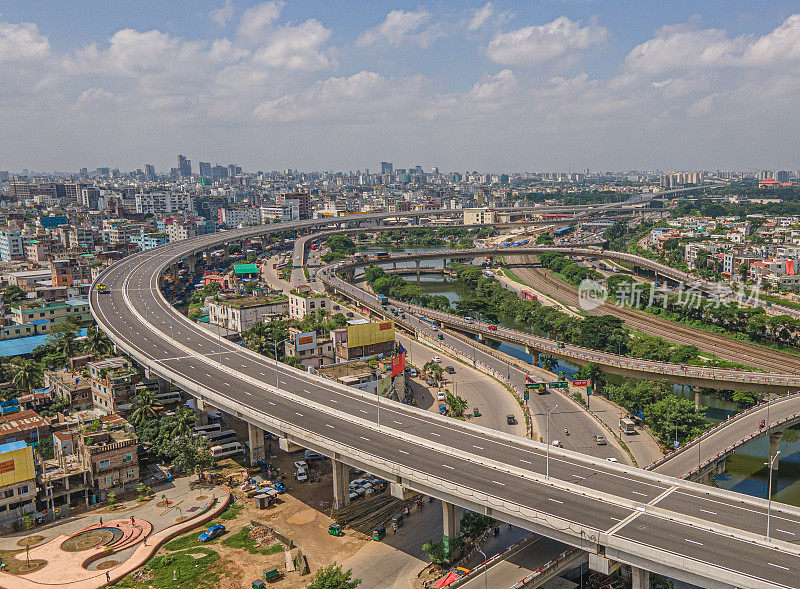 达卡高架高速公路的无人机视图。达卡城市天际线