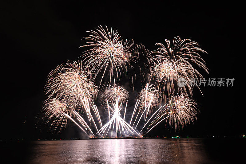 在芭堤雅国际烟花节拍摄的美丽多彩的烟花夜景