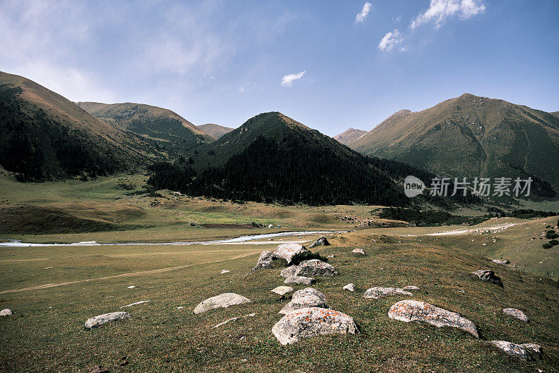 夏末的山谷风光